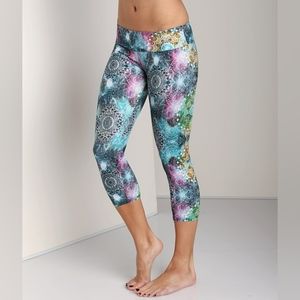 Onzie capri leggings, size XS, multicolor